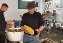 Arta murării transmisă din generație în generație într-o familie din Milișăuți: De la butoaie goale, la unul dintre cei mai importanți producător de murături din zonă