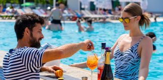 Românii preferă vacanțele cu piscină, mic dejun inclus și plată cu vouchere – analiza Travelminit.ro pentru 2025