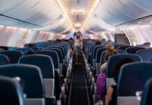 Familiile cu copii până la 14 ani, împreună în avion fără costuri suplimentare