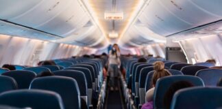 Familiile cu copii până la 14 ani, împreună în avion fără costuri suplimentare